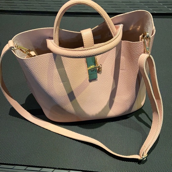 💙3/$30•🔥 Pink faux leather Tote Bag📦🤩 - Picture 3 of 7